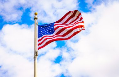 Mavi gökyüzünde Amerikan bayrağı
