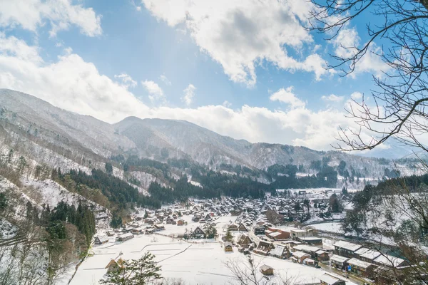 Beau village dans les montagnes d'hiver — Photo