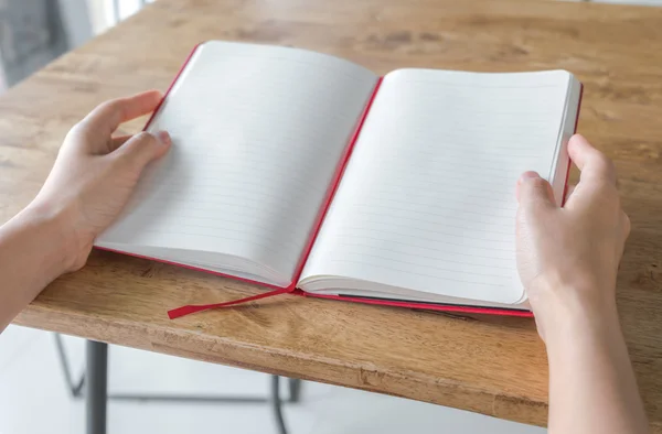 Handen openstellen lege catalogus, tijdschriften, boek mock op houten tafel — Stockfoto