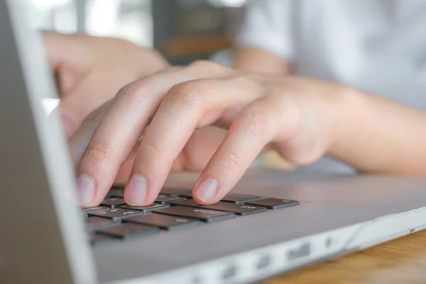 Vrouw typen op toetsenbord — Stockfoto