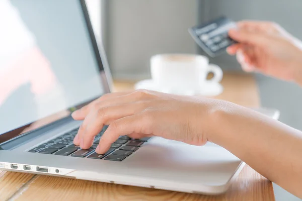 Person using laptop computer — Stock Photo, Image