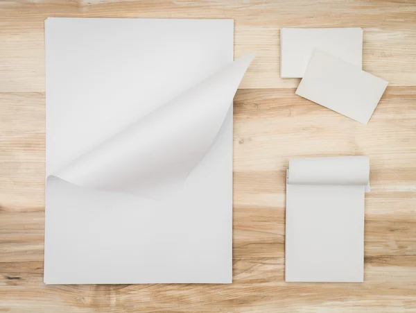 名刺と木製の背景に白いテンプレート用紙 — ストック写真