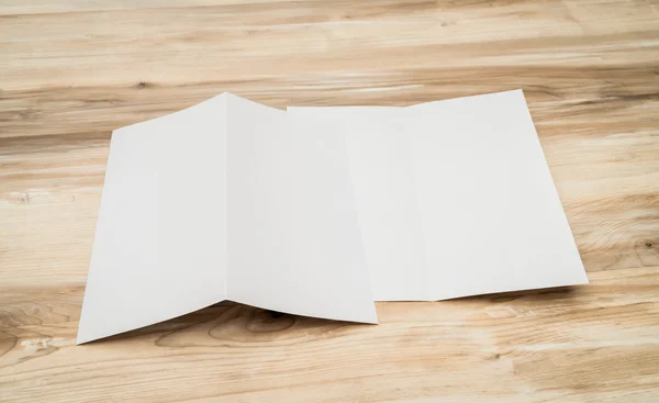 Bifold carta modello bianco su texture di legno — Foto Stock