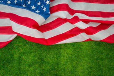 çimlerin üzerine Amerikan bayrağı