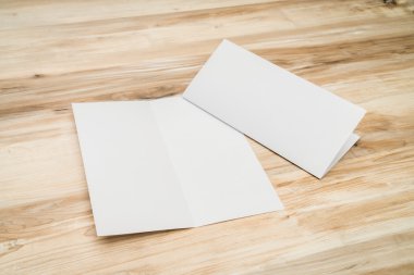 Bifold beyaz şablon Kağıt ahşap doku üzerinde