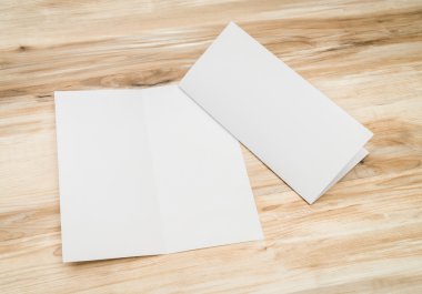 Bifold beyaz şablon Kağıt ahşap doku üzerinde