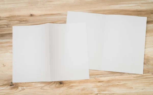 Bifold papel de plantilla blanco sobre textura de madera —  Fotos de Stock