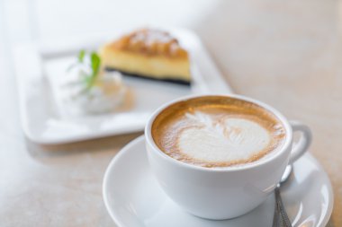 Fincan kahve ve peynirli kek parça