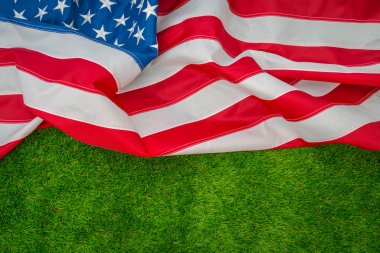 çimlerin üzerine Amerikan bayrağı