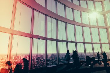 Gözlem windows yakınındaki insanlar Silhouettes  