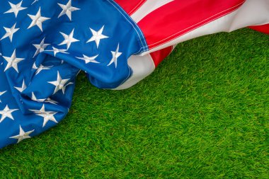 çimlerin üzerine Amerikan bayrağı