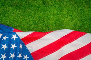 çimlerin üzerine Amerikan bayrağı