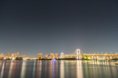 Tokyo siluetinin Tokyo Gökkuşağı Köprüsü ile