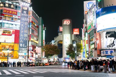 Tokyo, Japonya - Kasım 25: Yayalar Shibuya Crossing üzerinde çapraz 