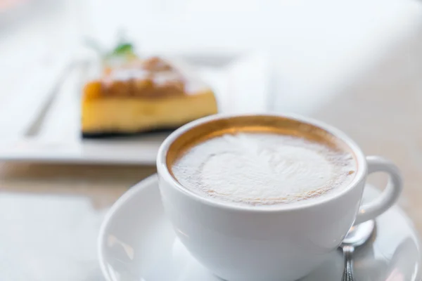 Kopp kaffe och ostkaka bit — Stockfoto