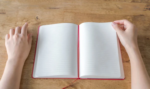 Handen openstellen lege catalogus, tijdschriften, boek mock op houten tafel — Stockfoto