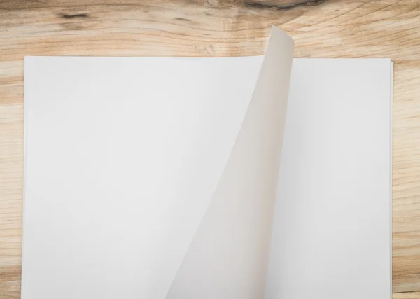 Papel modelo branco sobre textura de madeira — Fotografia de Stock