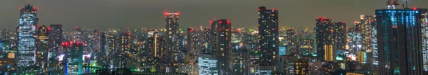TOKYO - NOVEMBER 26: Tokyo lyser op skyline på NOVEMBER - Stock-foto