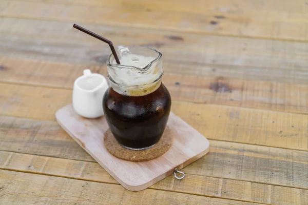 Café gelado em uma mesa de madeira — Fotografia de Stock