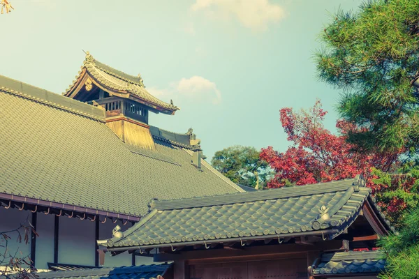 Templo de Kinkakuji "O Pavilhão de Ouro" em Kyoto, Japão (Filtro — Fotografia de Stock