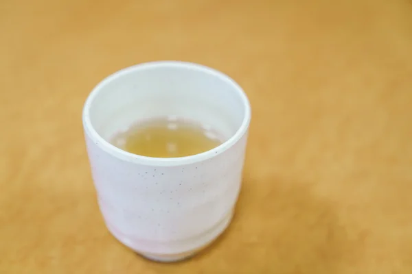 Xícara de chá japonês na mesa de madeira — Fotografia de Stock