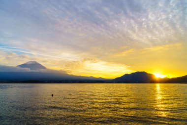 güzel gün batımı ve dağlar