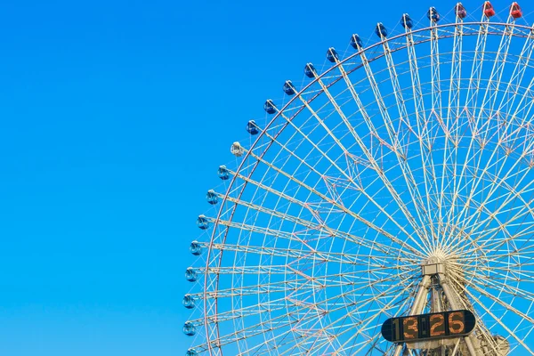 Ruota panoramica con cielo blu — Foto Stock