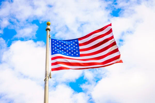 Mavi gökyüzünde Amerikan bayrağı