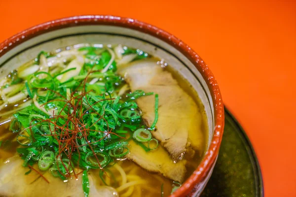 Fideos de ramen japoneses en la mesa —  Fotos de Stock