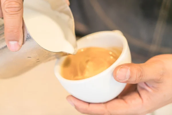 Vylévání mléka míchat Káva Latte art — Stock fotografie