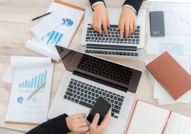 Dizüstü bilgisayarlar kullanarak iş adamları