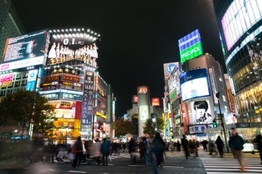 Tokyo, Japonya - Kasım 25: Yayalar Shibuya Crossing üzerinde çapraz 