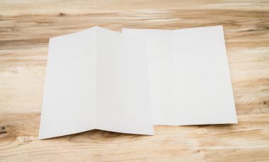Bifold beyaz şablon Kağıt ahşap doku üzerinde
