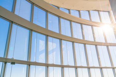 Güneş ışığı ile büyük pencere