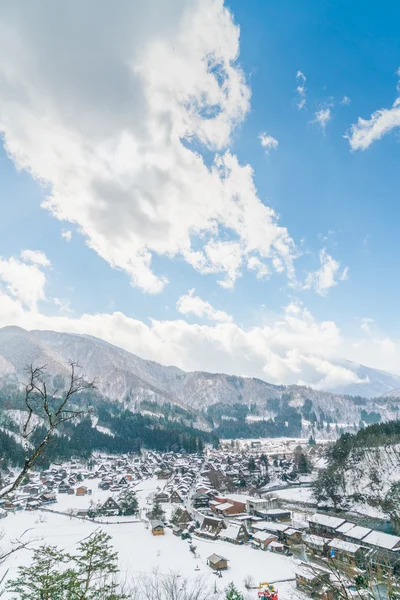 美丽的村庄，在冬天山 — 图库照片