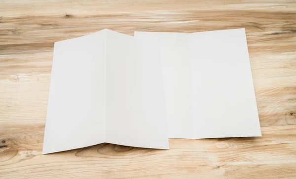 Bifold carta modello bianco su texture di legno — Foto Stock