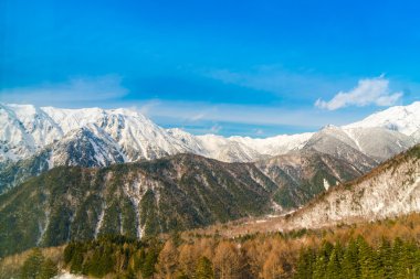 Japonya kış dağ kar ile kaplı