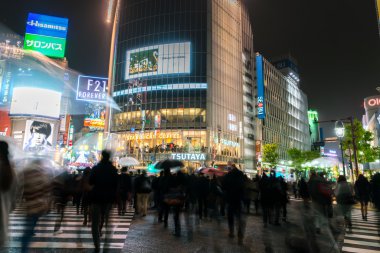 Tokyo, Japonya - Kasım 25: Yayalar Shibuya Crossing üzerinde çapraz 