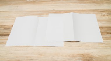 Bifold beyaz şablon Kağıt ahşap doku üzerinde