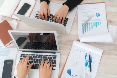 Dizüstü bilgisayarlar kullanarak iş adamları