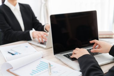 Dizüstü bilgisayarlar kullanarak iş adamları