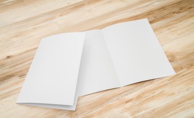 Bifold beyaz şablon Kağıt ahşap doku üzerinde
