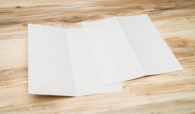 Bifold beyaz şablon Kağıt ahşap doku üzerinde