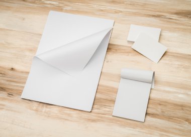 İsim kartı ve ahşap arka plan üzerinde beyaz şablon kağıt