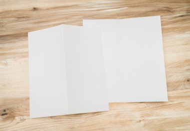 Bifold beyaz şablon Kağıt ahşap doku üzerinde