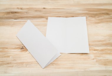 Bifold beyaz şablon Kağıt ahşap doku üzerinde