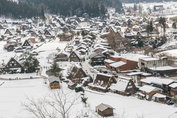 Beau village dans les montagnes d'hiver — Photo