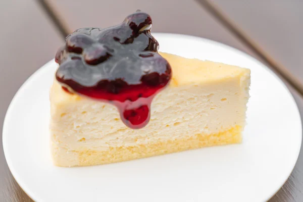 Fatia de bolo de queijo doce — Fotografia de Stock