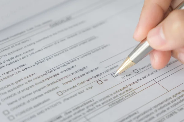 Mano con pluma sobre formulario de solicitud —  Fotos de Stock