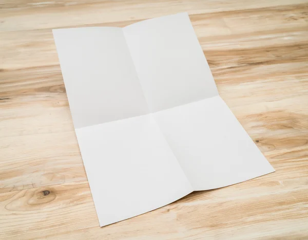 Білий шаблонний папір на текстурі дерева — стокове фото